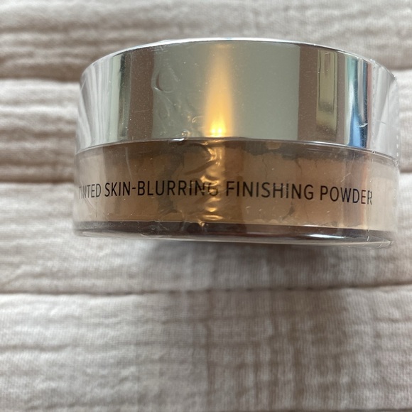 it Cosmetics Bye Bye Pores tinted finishing powder, Medium tint - Picture 4 of 9